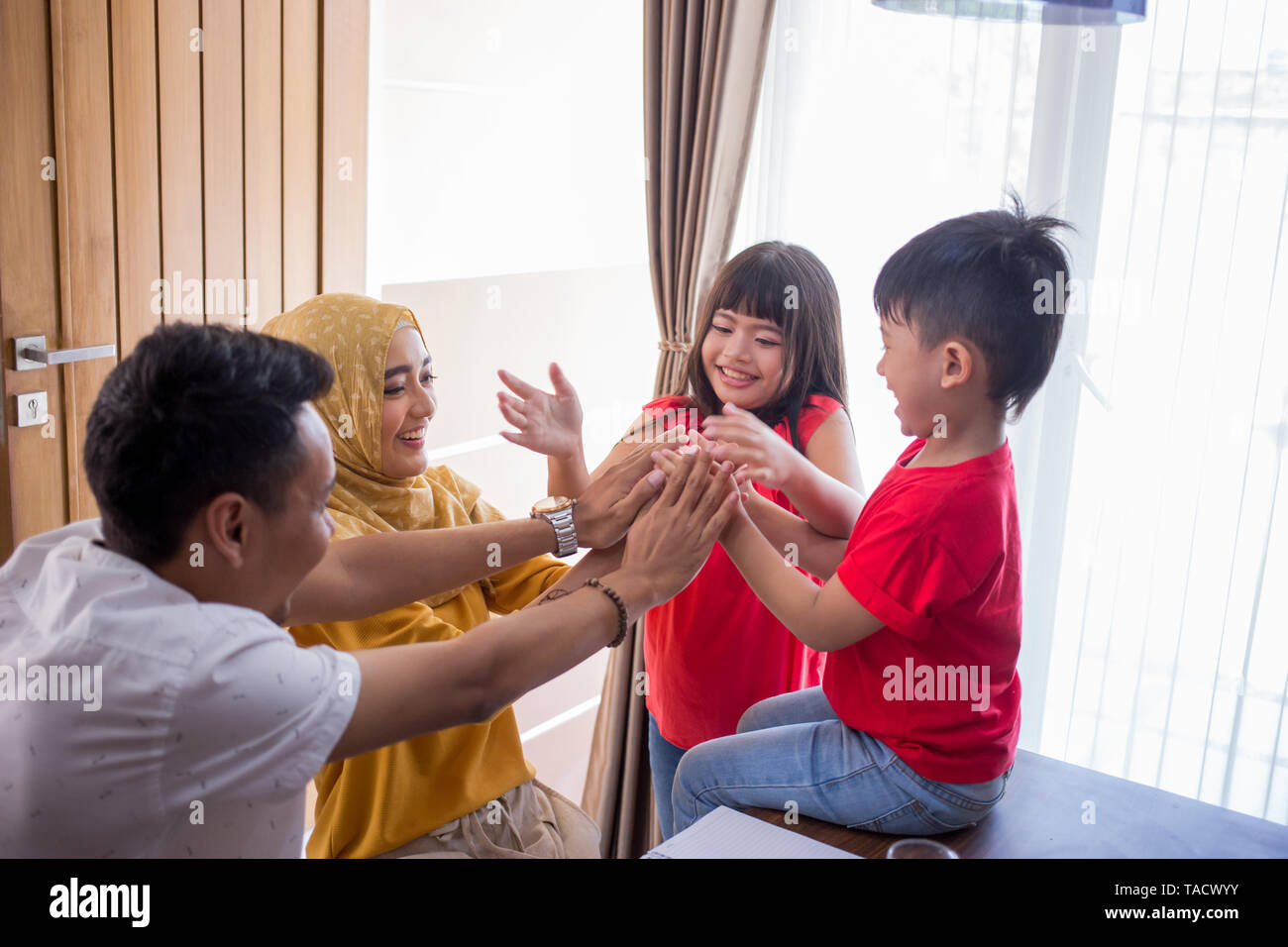 Connessione famiglia insieme Foto Stock