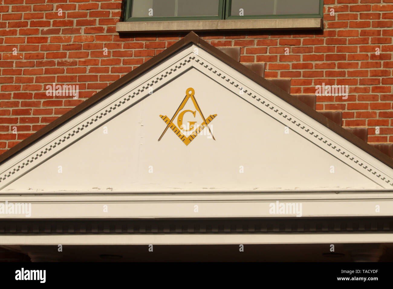 Il simbolo della massoneria sopra l ingresso della Evergreen Lodge a Berlino, MD, Stati Uniti d'America Foto Stock