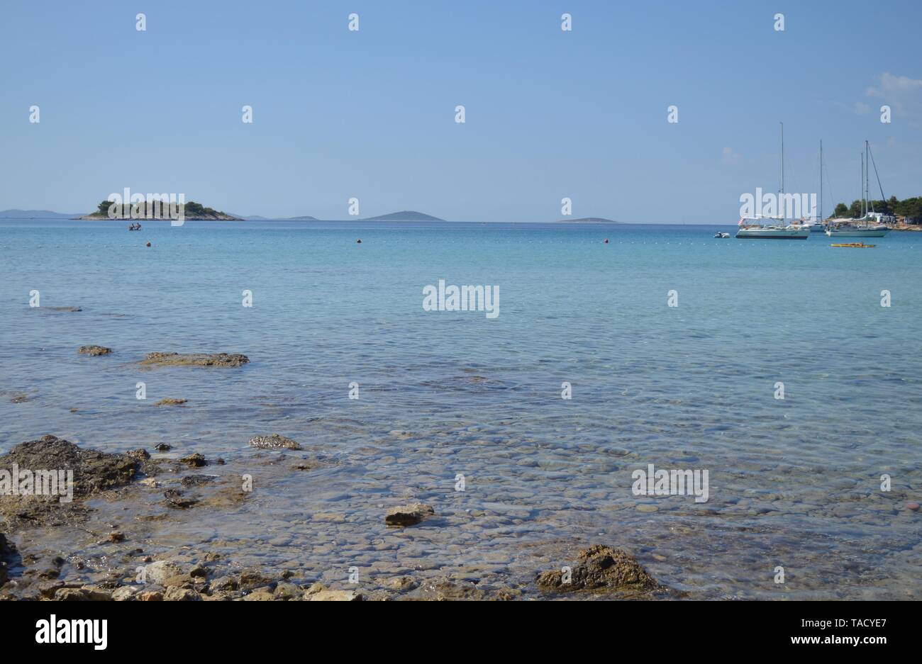 Bella spiaggia Kosirina su una soleggiata giornata estiva, Isola di Murter, Croazia Foto Stock
