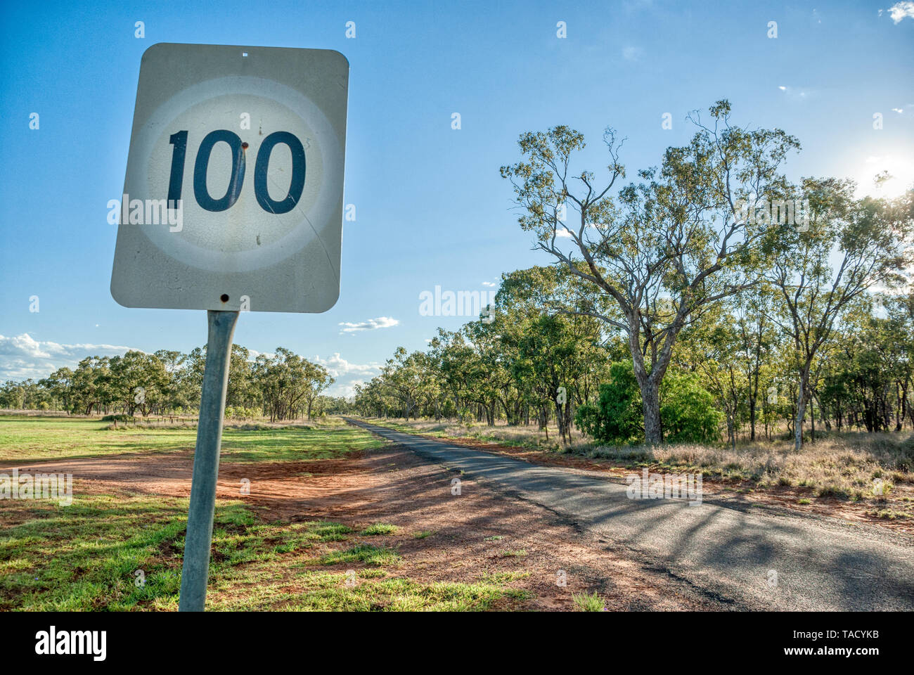 Segnale di traffico sbiancati dal sole di velocità sulle strade secondarie di Australia Foto Stock