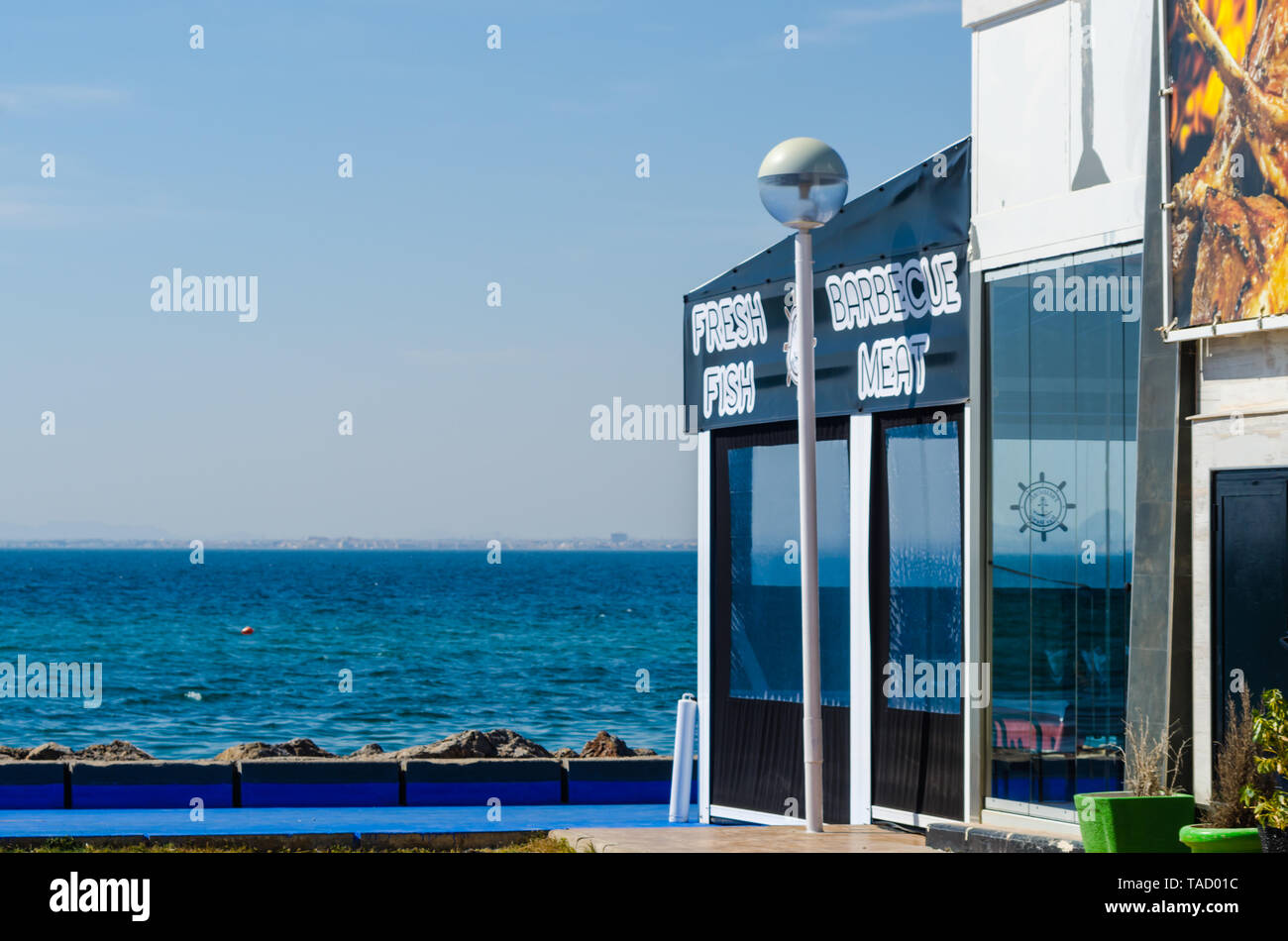 LA MANGA, Spagna - 4 marzo 2019 all'aperto ristorante vicino alla spiaggia di La Manga è una località spit nella regione di Murcia Foto Stock