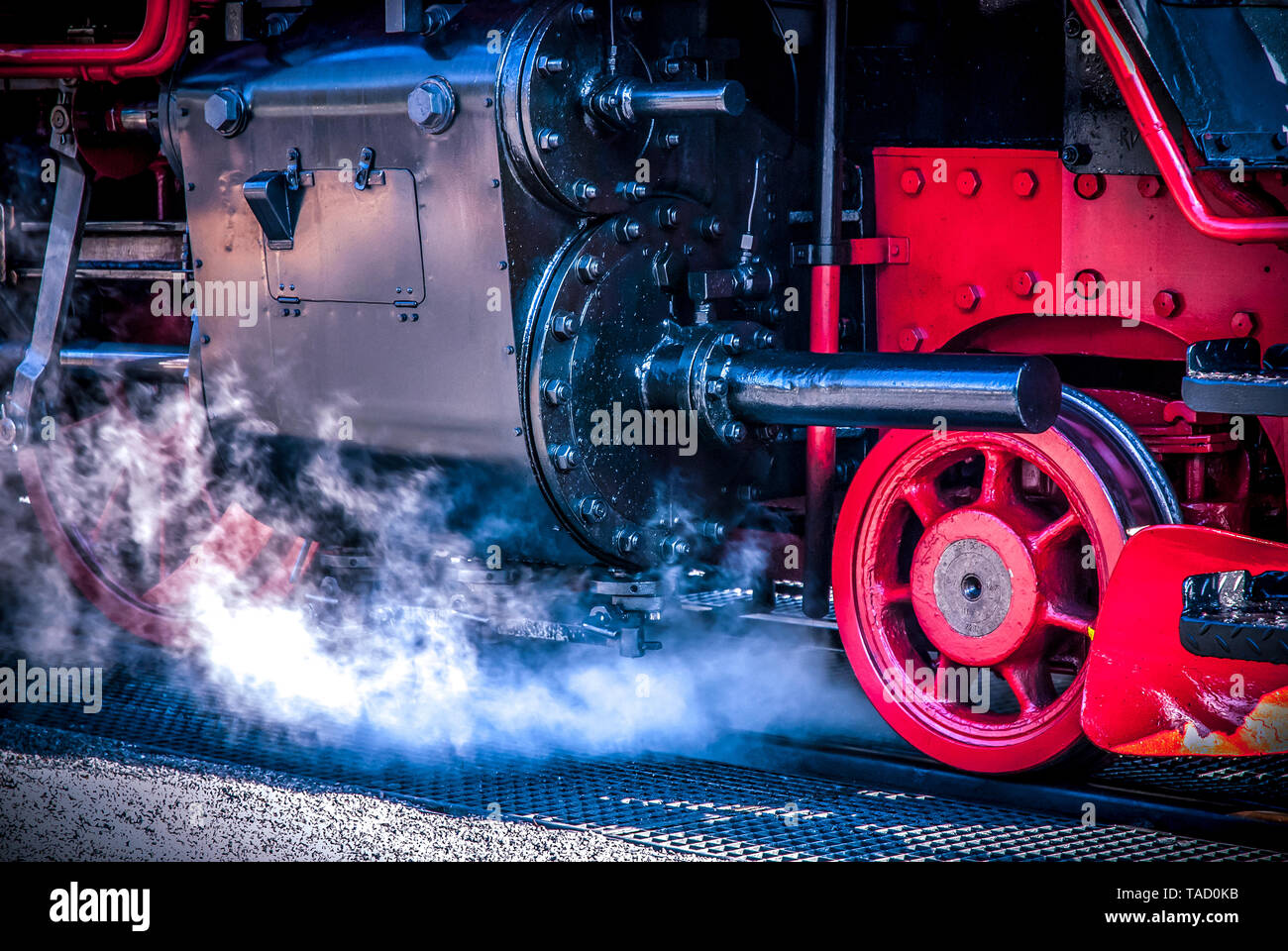 Vecchia locomotiva a vapore in dettaglio con espulsi vapore acqueo Foto Stock