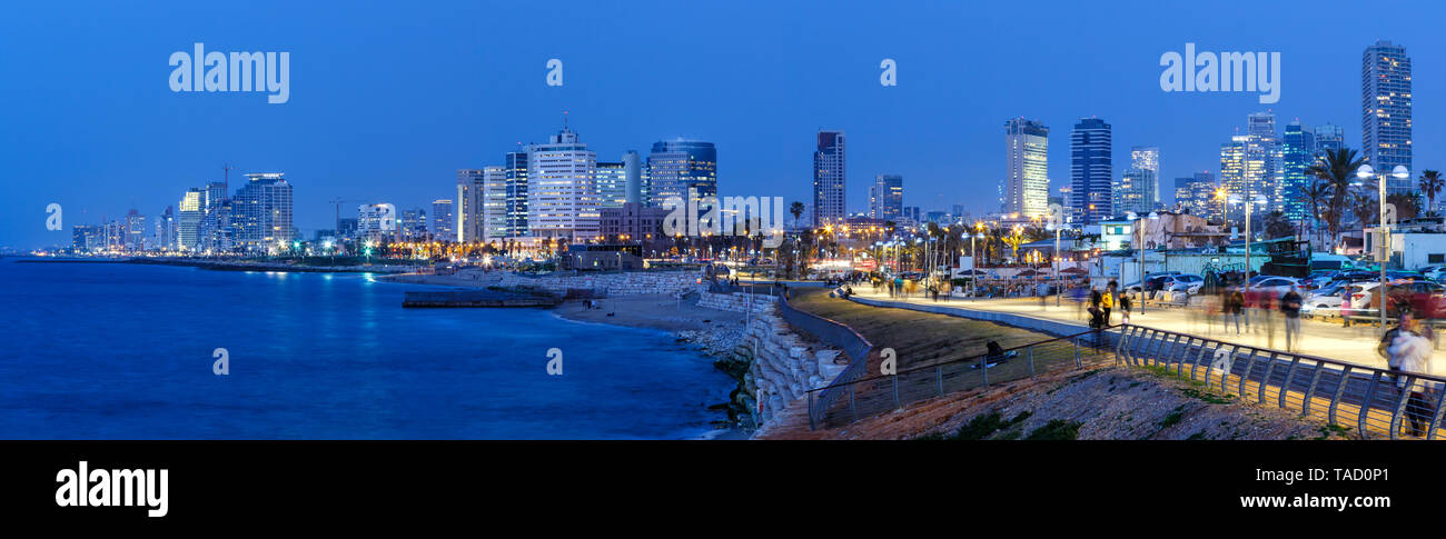 Tel Aviv panorama dello skyline di Israele ora blu notte mare città grattacieli sera Foto Stock