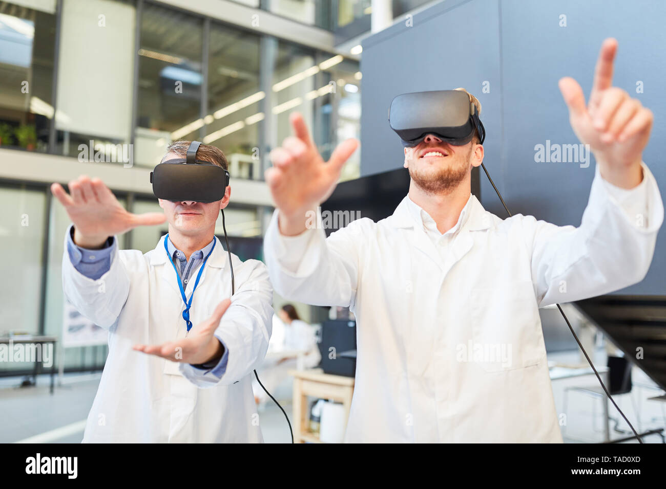 I ricercatori del treno la percezione sensoriale con occhiali VR per la diagnostica medica Foto Stock
