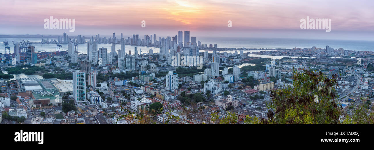 Lo skyline di Cartagena Colombia panorama sul mare della città di grattacieli al tramonto di sera al crepuscolo Foto Stock