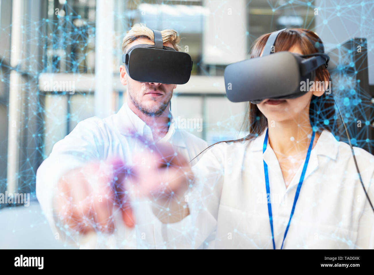 Medico in realtà virtuale di formazione per esame di medicina Foto Stock