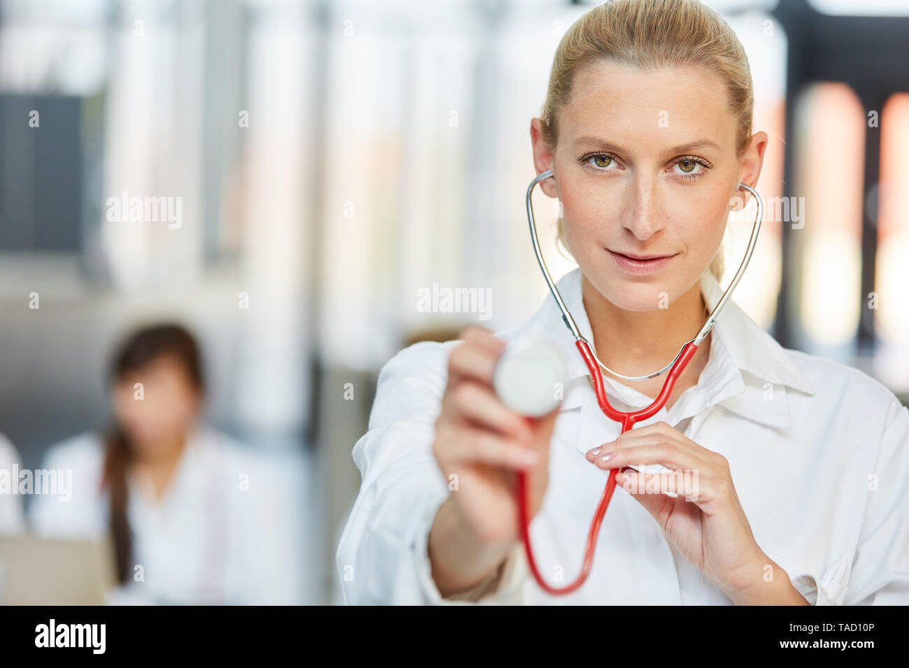 Giovani donne medico con stetoscopio come internista o uno specialista in ospedale Foto Stock