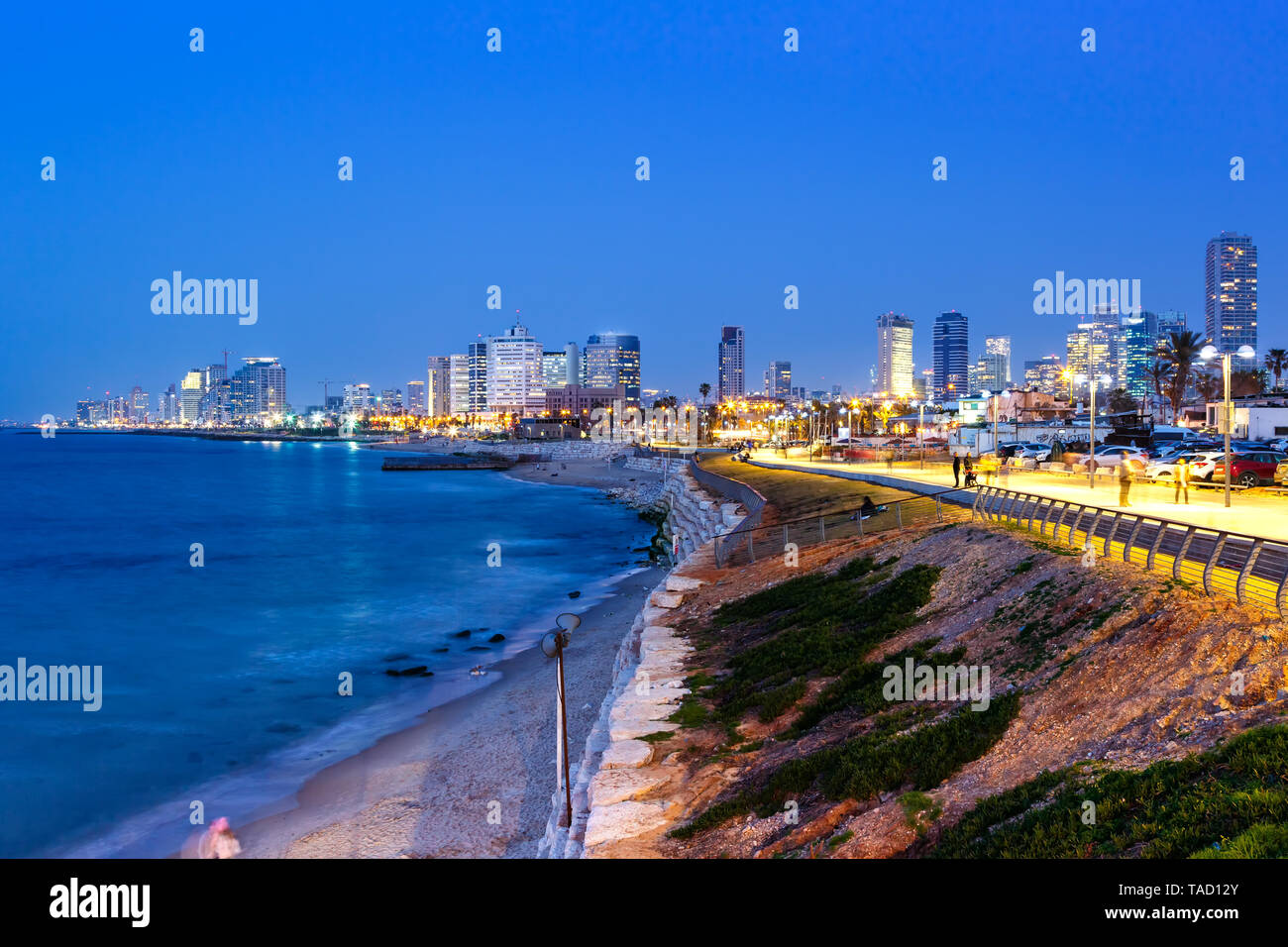 Tel Aviv skyline Israele ora blu notte mare città grattacieli sera Foto Stock
