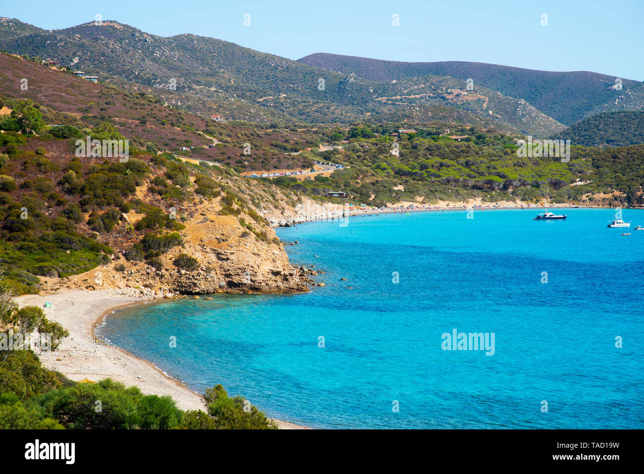 La vista panoramica su Canaleddus è la spiaggia e il mare mediterraneo in Sardegna, Italia, con la spiaggia di Mari Pintau spiaggia in background Foto Stock