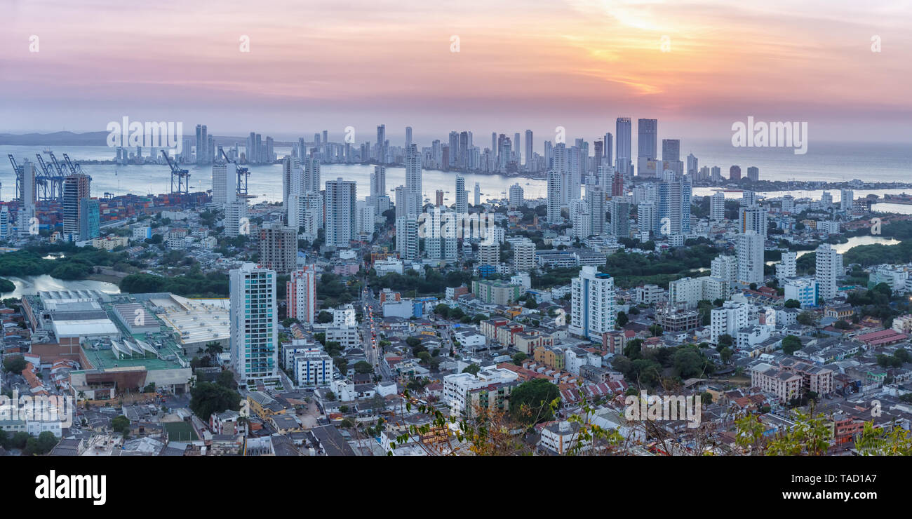 Lo skyline di Cartagena Colombia panorama dei grattacieli della città al tramonto di sera al crepuscolo Foto Stock