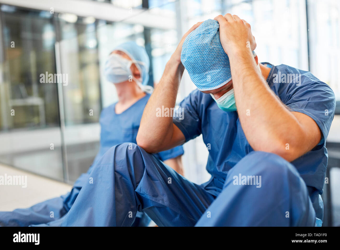 Due esaurito e disperato chirurghi come segni di congestione e di errore Foto Stock