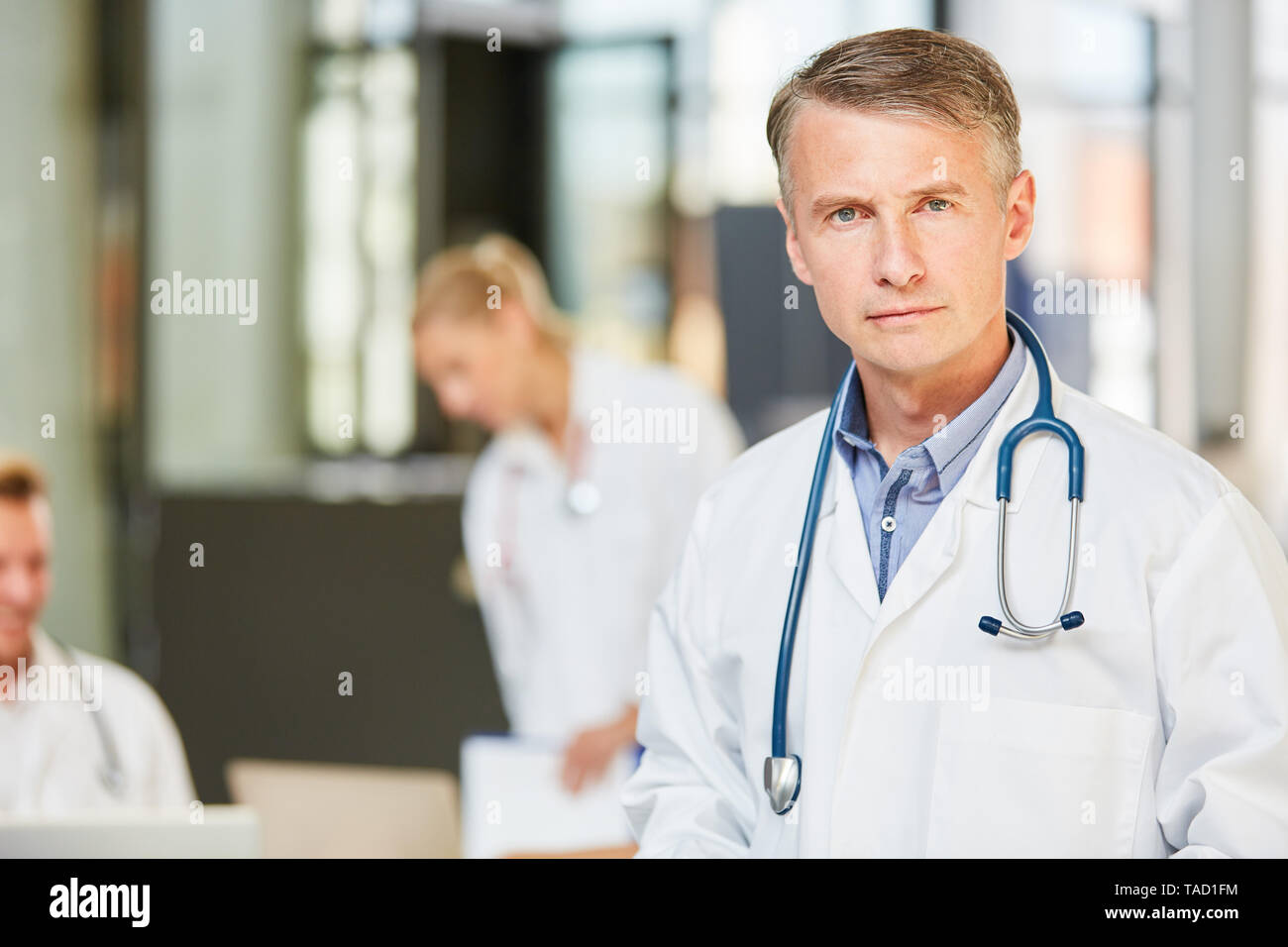 L uomo come medico senior con la competenza e la responsabilità in un ospedale o in un ospedale Foto Stock