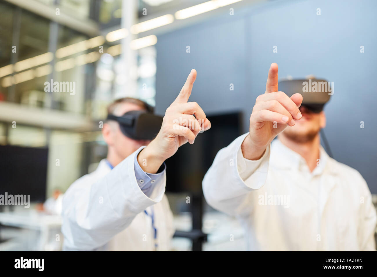 Scienziato con gli occhiali VR di apprendimento e di esercizio di simulazione 3D per la ricerca nel settore della medicina Foto Stock