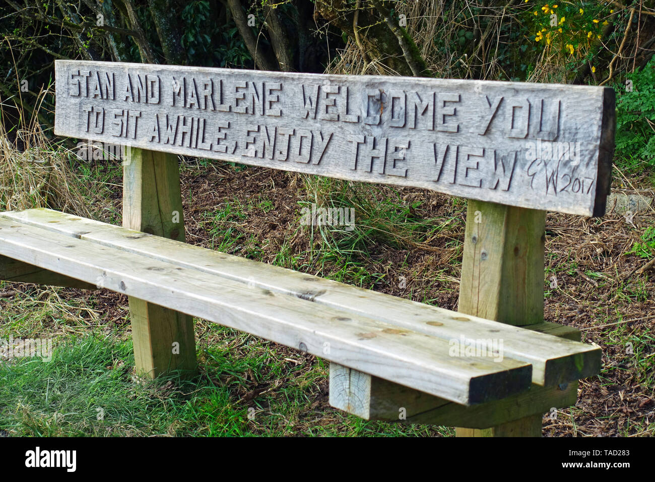 Memorial panca di legno accanto al fiume Wyre nel Wyre Estuary Country Park Foto Stock