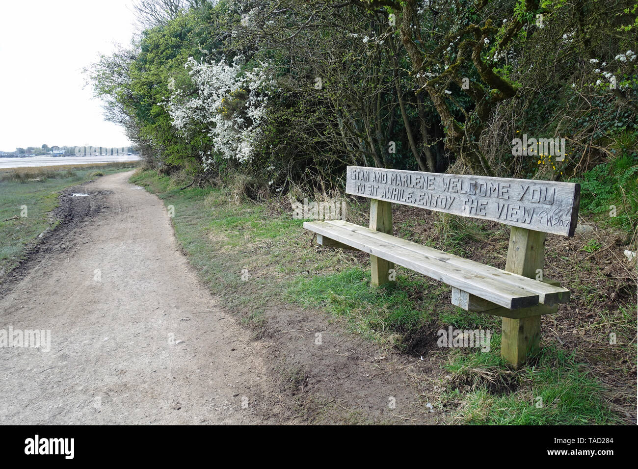 Memorial panca di legno accanto al fiume Wyre nel Wyre Estuary Country Park Foto Stock