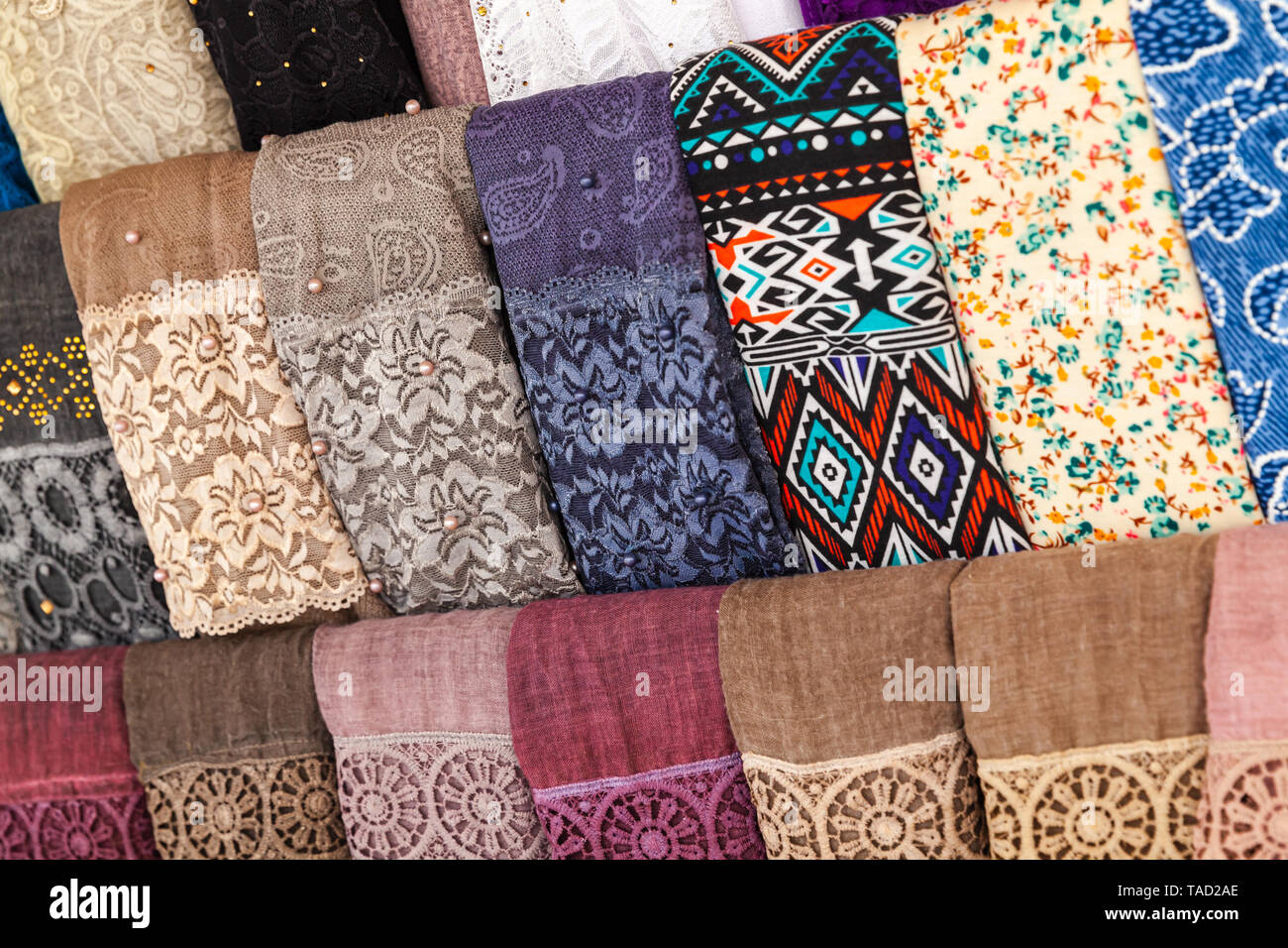 Assortimento di coloratissimi scialli orientali. Aqaba Giordania Foto Stock