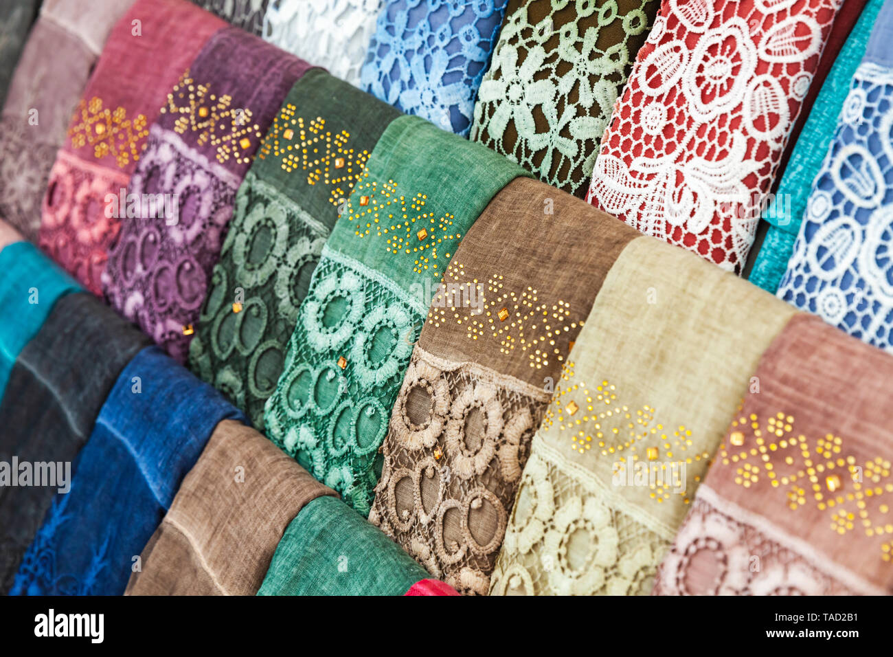 Colorate scialli orientali. Aqaba Giordania Foto Stock