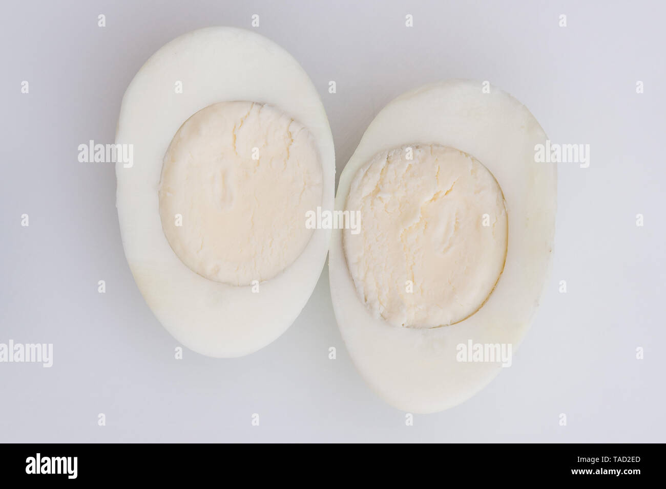 Molto pallido quasi bianco tuorlo d'uovo in uovo sodo tagliato a metà Foto Stock
