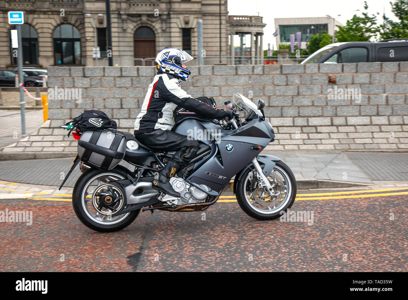 Liverpool, Merseyside. Xxiv Maggio, 2019 UK Meteo: ammenda, condizioni di calma come fino a 200 motociclisti coda a bordo del mattino il traghetto per l'Isola di Man a frequentare l'isola gare TT. Extra servizi di traghetto devono essere aggiunti per far fronte alla grande domanda per gli spettatori in viaggio per partecipare a questo anno la top motor sport settimana di prove di qualificazione e la strada più veloce gara sul pianeta. Credito: MediaWorldImages/AlamyLiveNews Foto Stock