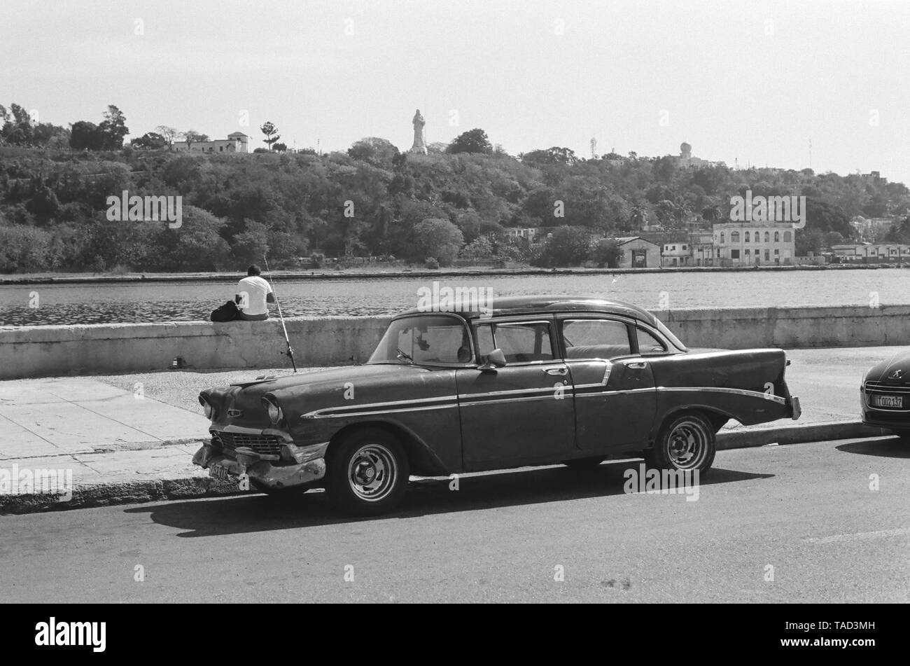 Un uomo pesci sul Canal Entrada Havana, Cuba Foto Stock