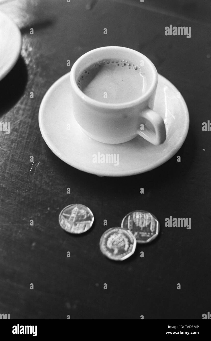 A pochi pesos acquista un caffè inHavana, Cuba Foto Stock