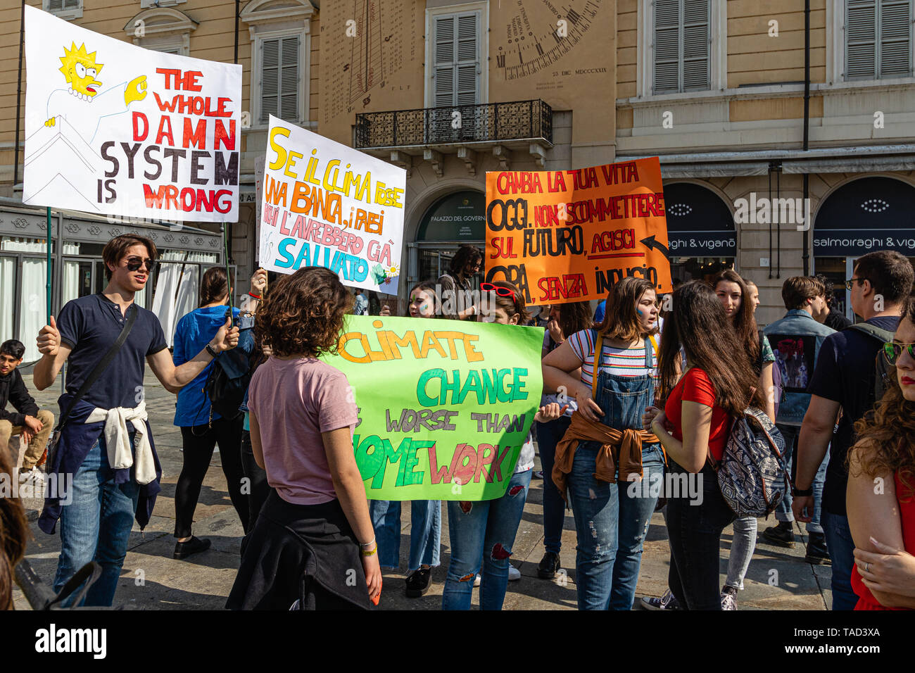 Parma, Italia - 24 maggio 2019: percussori con striscioni, clima globale sciopero Foto Stock