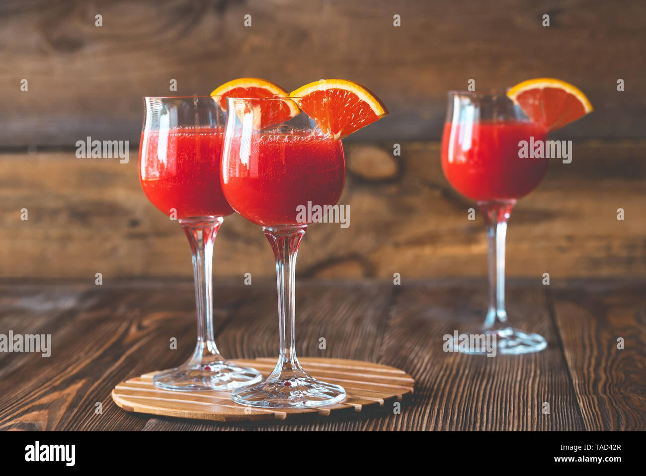 Tre Bicchieri di Mimosa cocktail sullo sfondo di legno Foto Stock