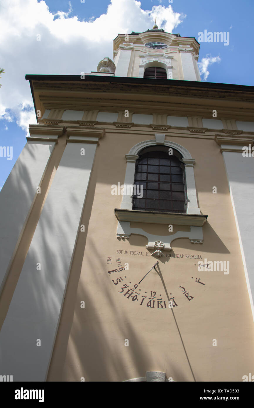 Dio è il Creatore e custode del tempo (scritto in Serbo cirillico lettere) della facciata della chiesa ortodossa di San Nicola in città Kikinda, Serbia Foto Stock