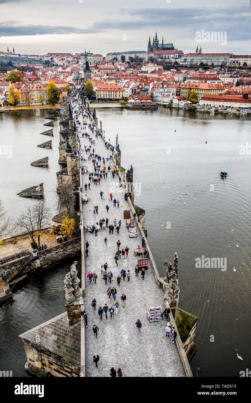 I turisti a Praga il Ponte Carlo. Praga con il fiume Moldava. Paesaggio con il turismo di massa Foto Stock
