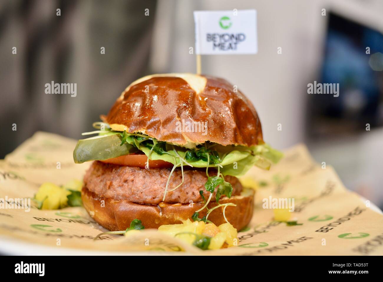 Senza carne carne (gratuito) al di là di Burger da Al di là di carne. Vegetariano vegano hamburger fatto da piselli, altri ingredienti, nazionale mostra Ristorante Chicago STATI UNITI D'AMERICA Foto Stock