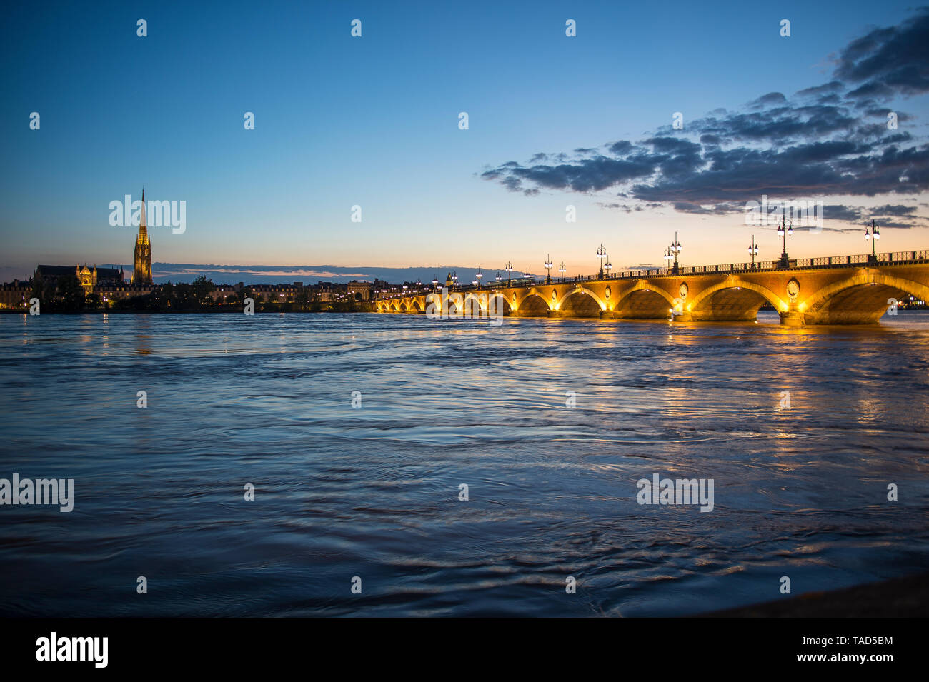 Francia, Bordeaux, storico ponte Pont de Pierre oltre il fiume Garonne al tramonto Foto Stock