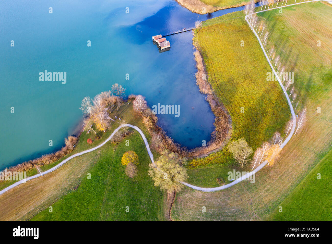 In Germania, in Baviera, vicino Schlehdorf, baia con boathouses presso il lago di Kochel, vista aerea Foto Stock