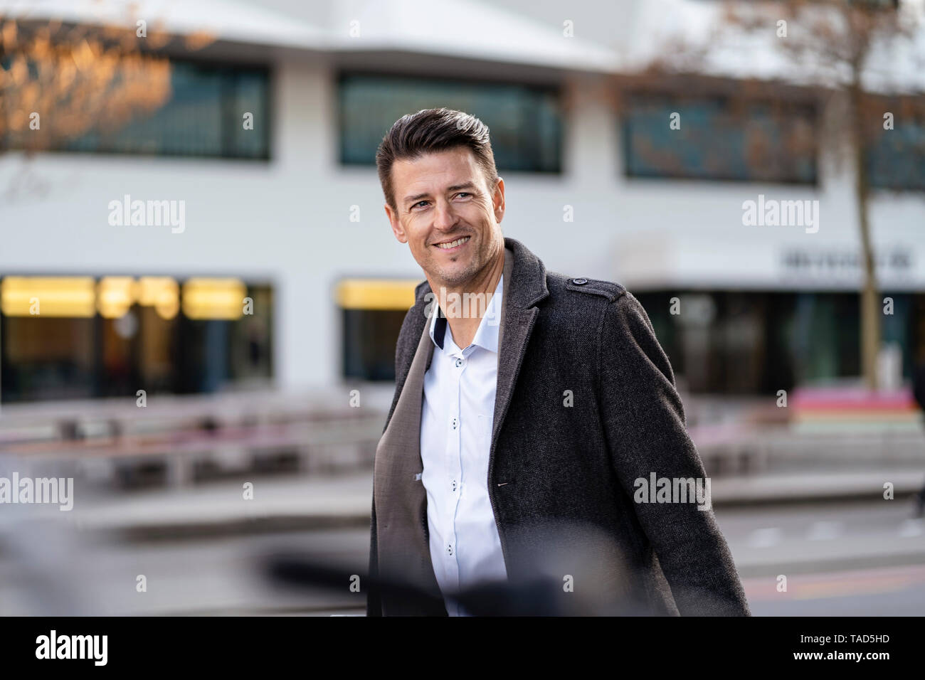 Ritratto di imprenditore sorridente in città Foto Stock