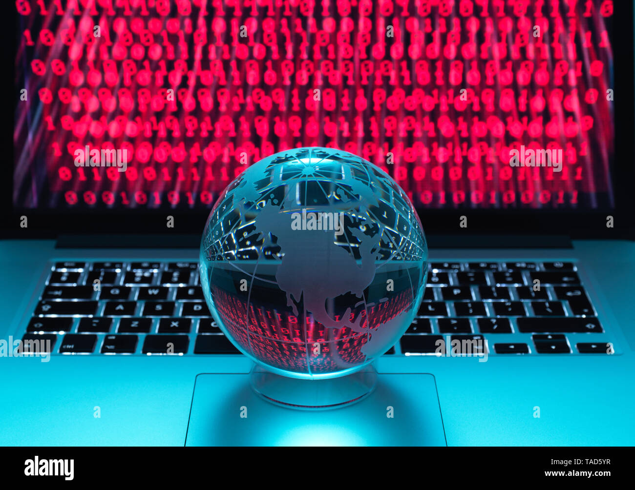 Globo illustrante le Americhe su un computer portatile con schermo di stato infettato da una cyber attacco Foto Stock