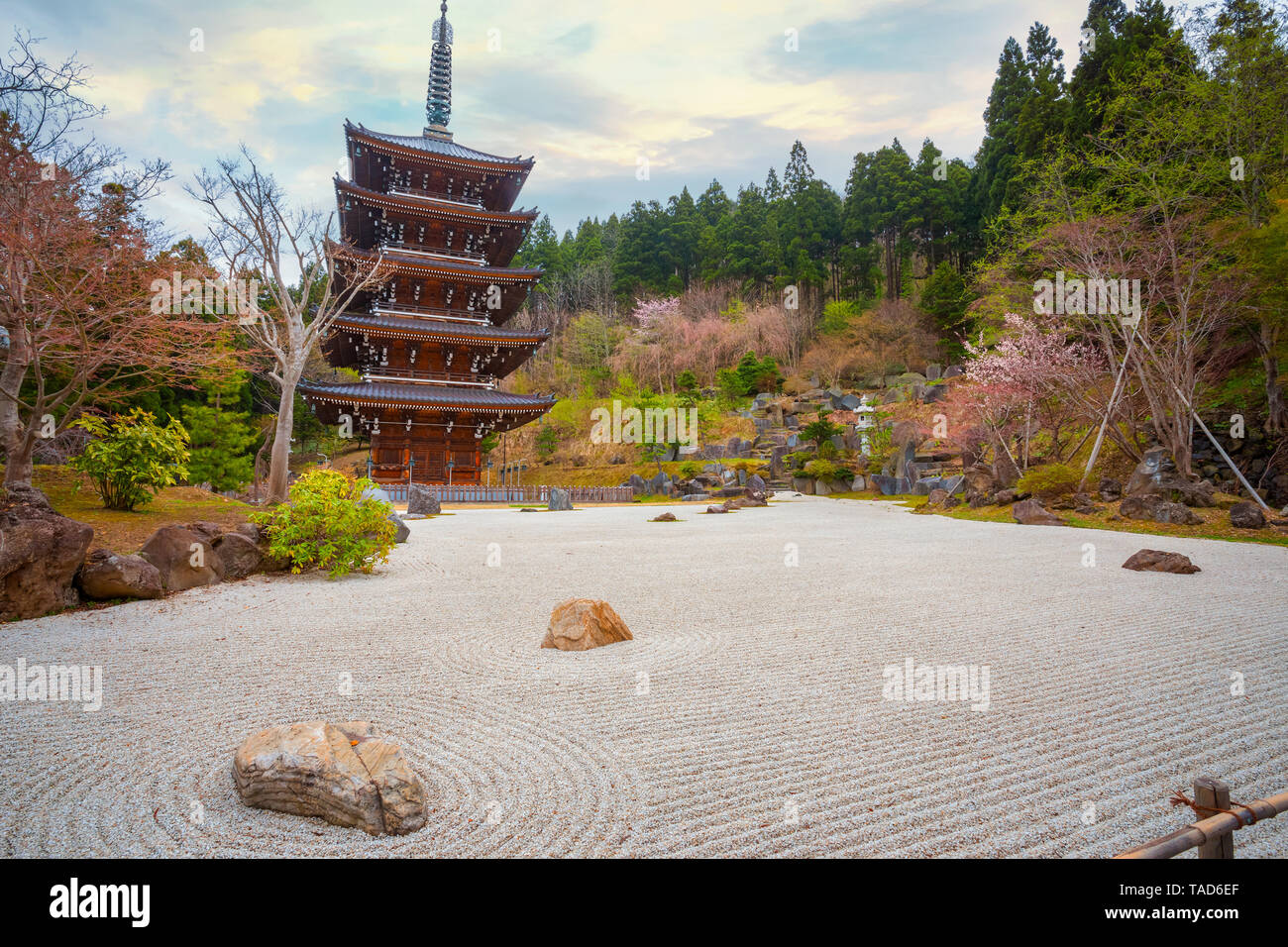 Aomori, Giappone - 24 Aprile 2018: cinque piani pagoda a Seiryu-ji tempio buddista, fondata da Ryuko APD in 1982, home al più grande seduto Buddha di bronzo st Foto Stock