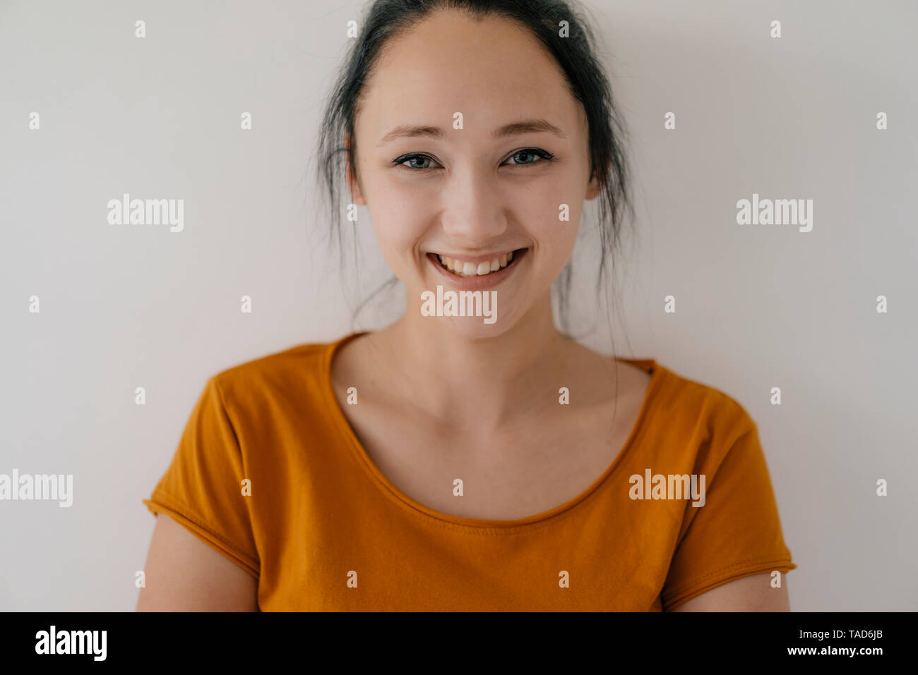 Ritratto di un sorridente giovane donna Foto Stock