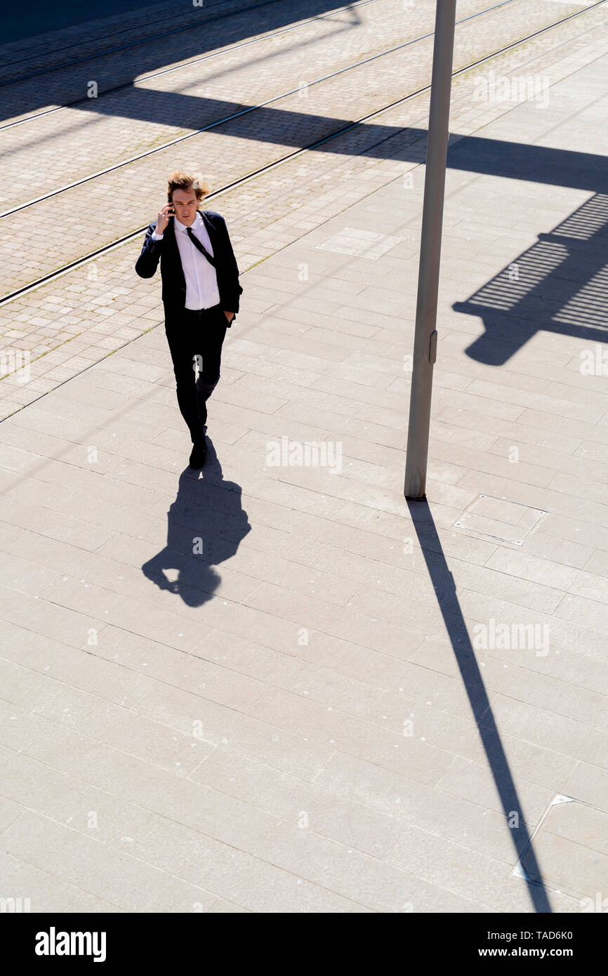 L'Italia, Firenze, giovane imprenditore sullo smartphone nella città Foto Stock