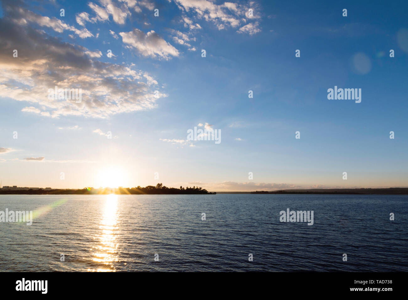 Città sull'orizzonte durante il tramonto. Foto Stock