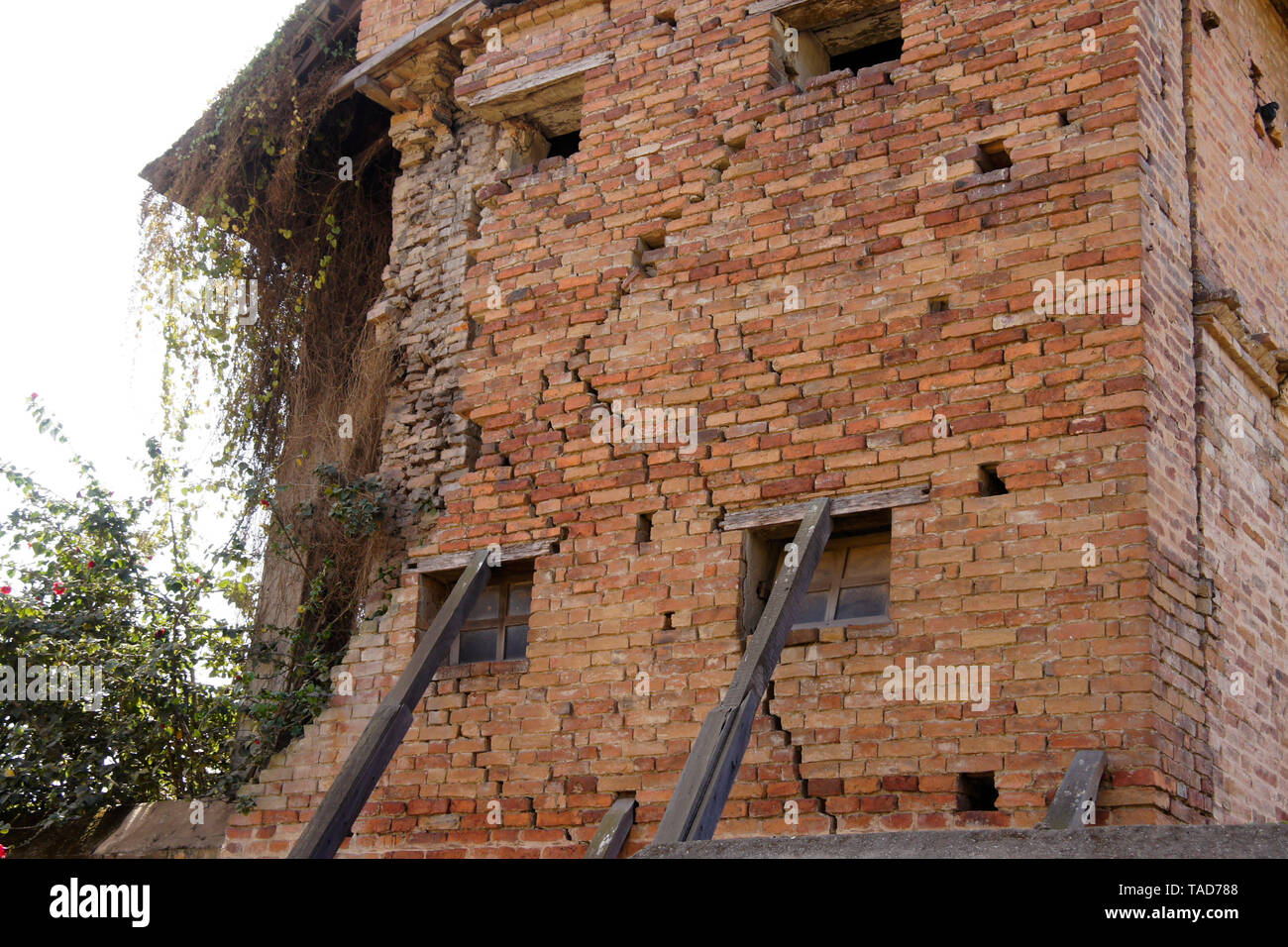 Blocchi di legno pesante bretella le pareti incrinate di un edificio in  mattoni (danneggiato dal terremoto 2015) all'interno del Palazzo Reale di  Bhaktapur è il quadrato di Durbar, Kathm Foto stock -