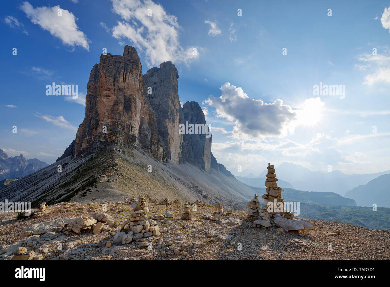 L'Italia, Dolomiti di Sesto, le Tre Cime di Lavaredo, cairn, parco naturale Tre Cime, patrimonio mondiale Unesco sito naturale Foto Stock