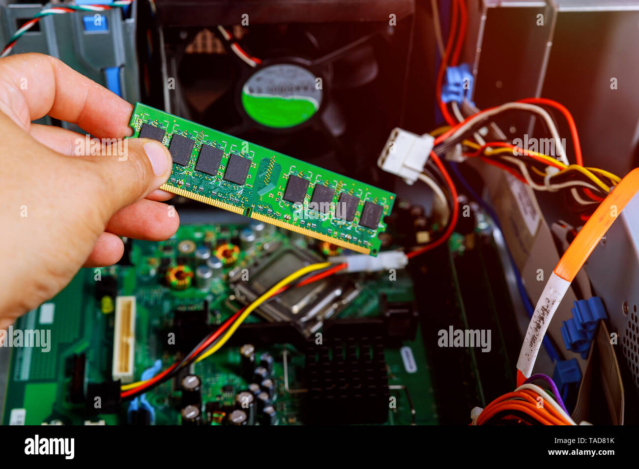Repairman è lo smontaggio di personal computer è diagnostica di fissaggio pc rotti in officina officina di riparazione, rinnovo occupazione Foto Stock