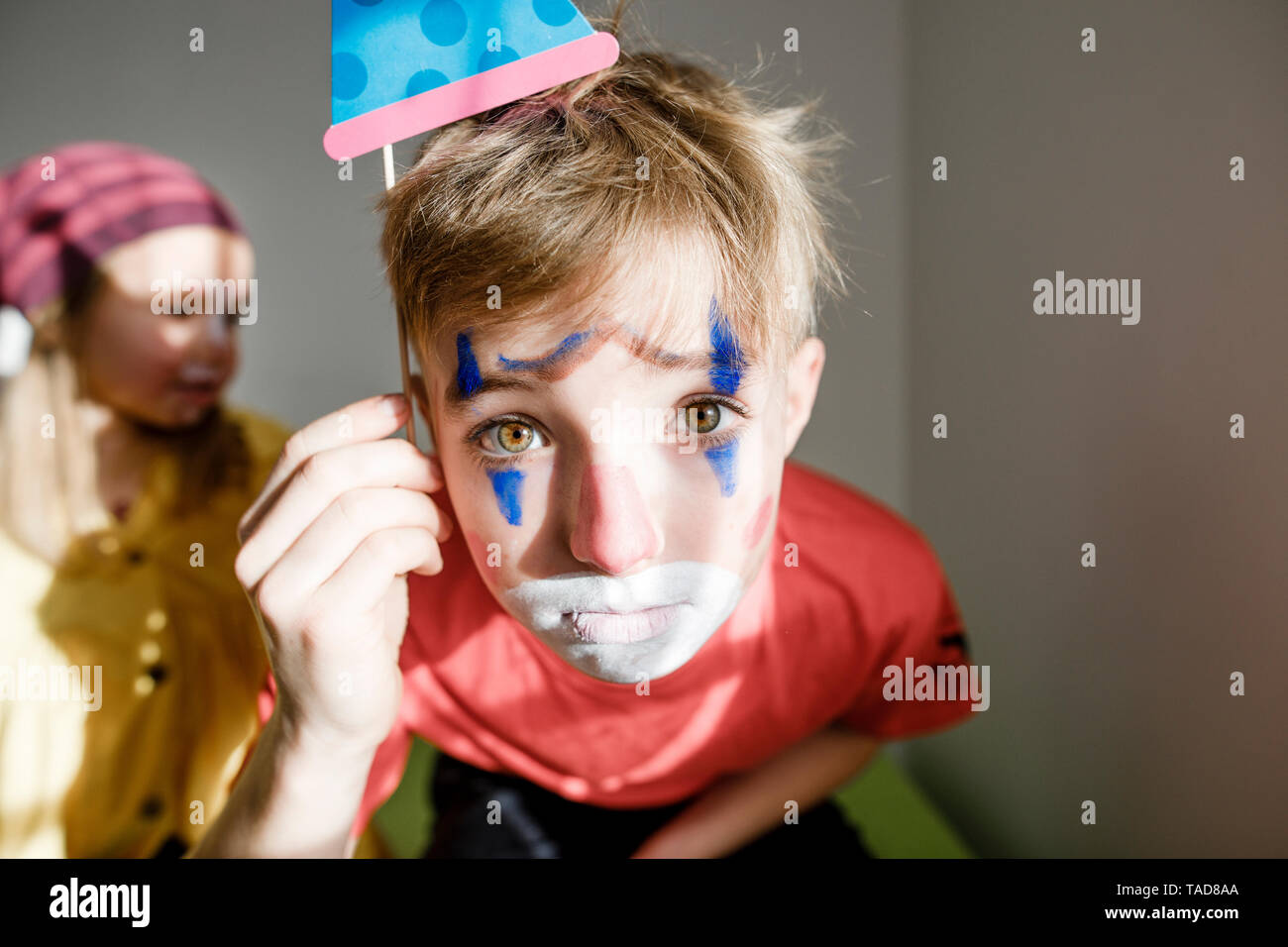 Ritratto di ragazzo confezionati come un clown Foto Stock