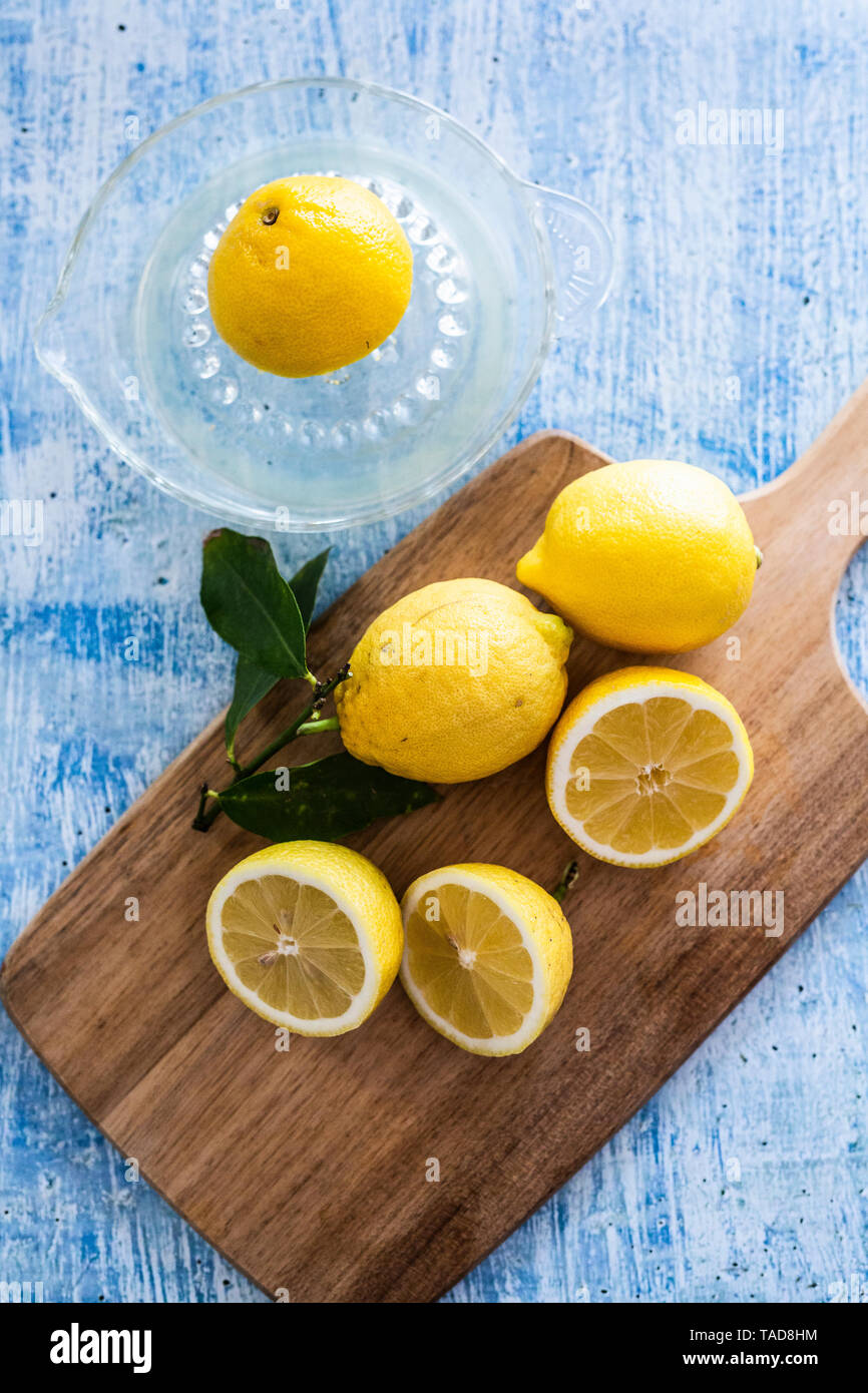 Limone intero su tavola di legno e spremi limone immagini e fotografie  stock ad alta risoluzione - Alamy