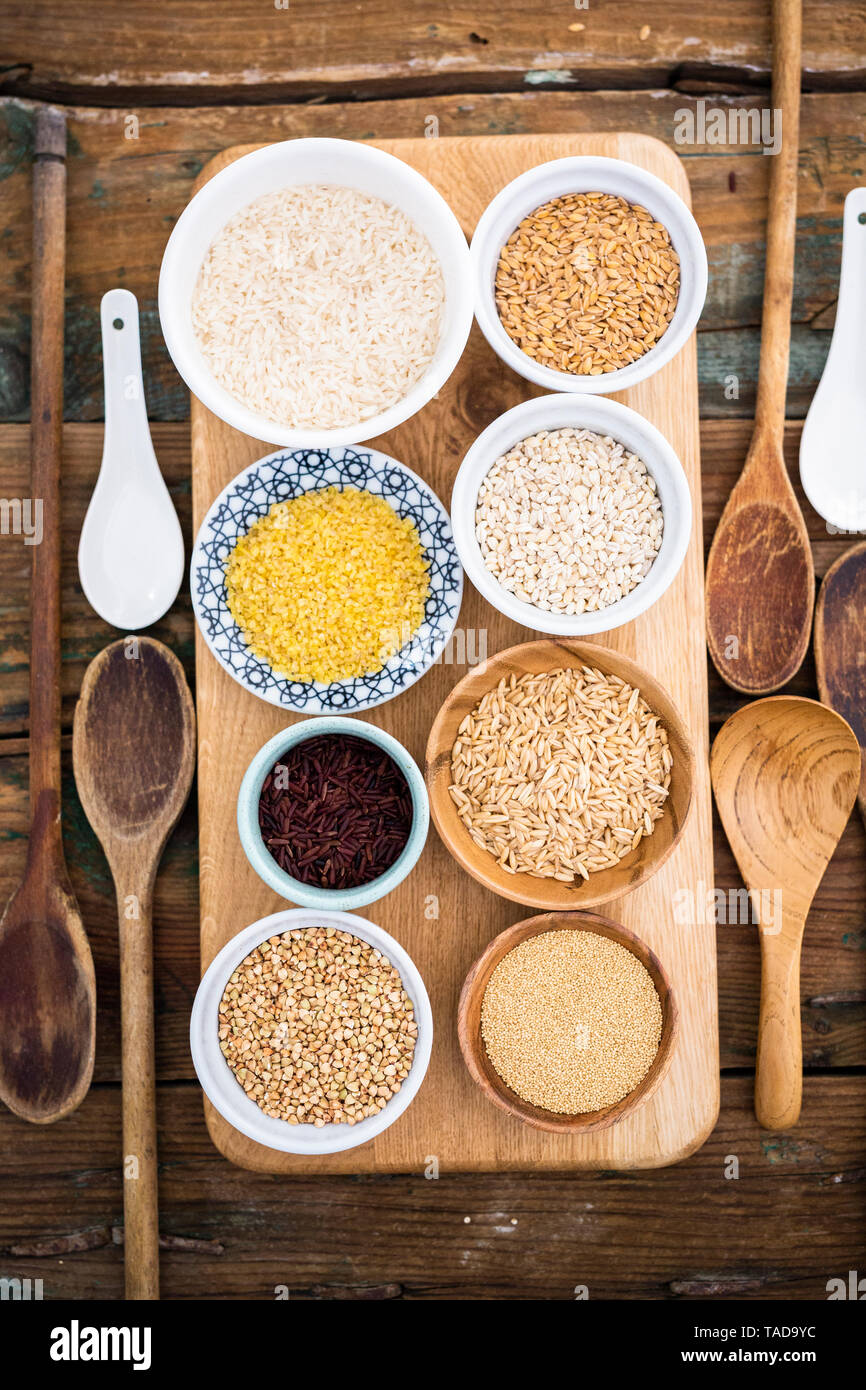 Il grano saraceno, riso rosso, Bulgur Riso, amaranto, avena, orzo e farro Foto Stock