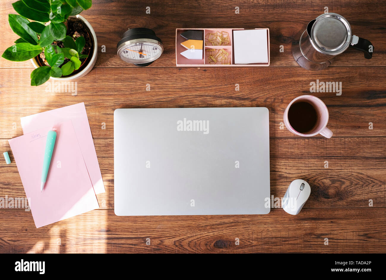 Chiuso portatile, tazza da caffè e altri utensili sulla scrivania in ufficio in casa vista superiore Foto Stock