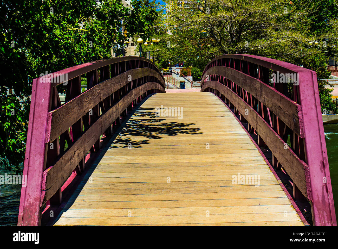 A piedi Ponte sul fiume che sfocia nel centro cittadino Foto Stock