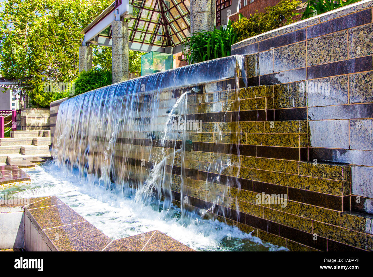 La moderna fontana cascata di oltre le Pietre di granito Foto Stock