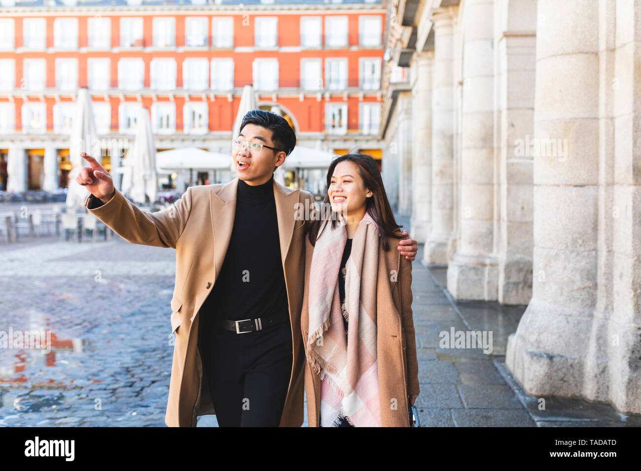 Spagna, Madrid, coppia giovane esplorando la città Foto Stock