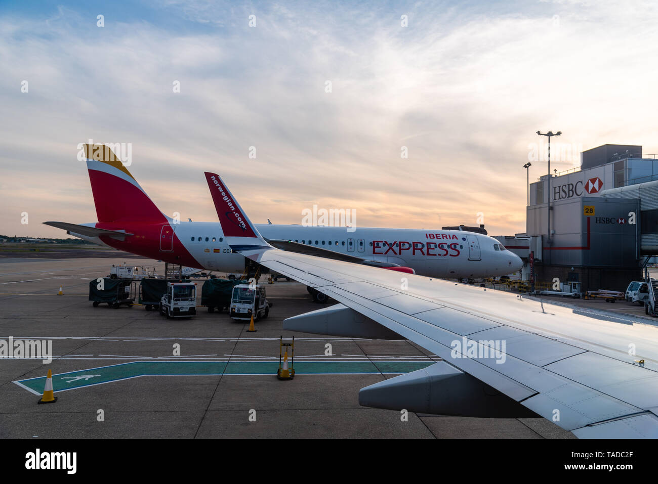 London, Regno Unito - 15 Maggio 2019: aeroplani in pista dell'aeroporto internazionale di Londra Gatwick al tramonto Foto Stock