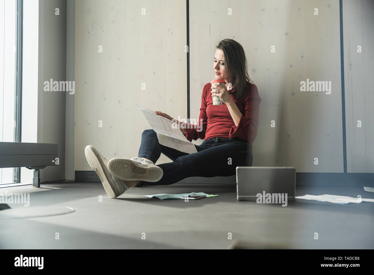 Imprenditrice a lavorare sul pavimento in office Foto Stock
